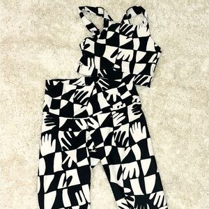 Anthropologie workout set ordered a size to small comes with top + bottom :)